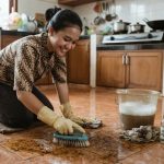 010598700_1786515285-Cara_Membersihkan_Lantai_Berminyak_dengan_Bahan_Dapur