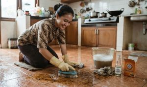010598700_1786515285-Cara_Membersihkan_Lantai_Berminyak_dengan_Bahan_Dapur
